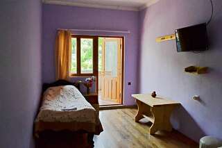 Гостевой дом Guest House Aleksandre T'mogvi Cемейный номер с собственной ванной комнатой-6